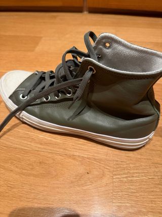 Converse grises y blancas se venden por separado