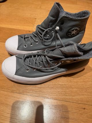 Converse grises y blancas se venden por separado