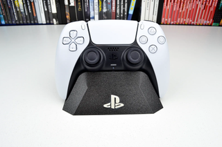 Soporte Mando PS5 con Logo PlayStation