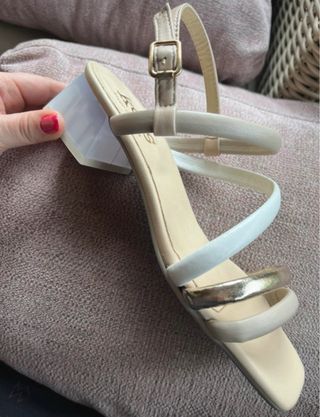 Sandalias Kess tacón beige y dorado. Talla 39.kess