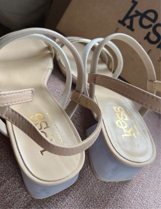 Sandalias Kess tacón beige y dorado. Talla 39.kess