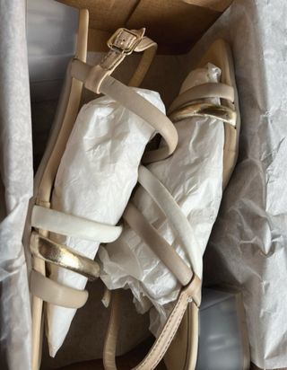 Sandalias Kess tacón beige y dorado. Talla 39.kess