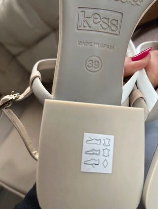 Sandalias Kess tacón beige y dorado. Talla 39.kess