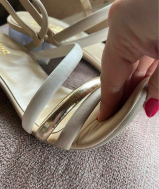 Sandalias Kess tacón beige y dorado. Talla 39.kess