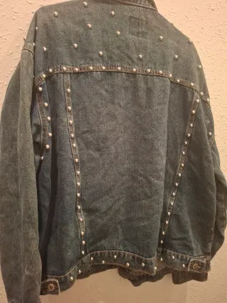 Chaqueta vaquera tachuelas plateadas