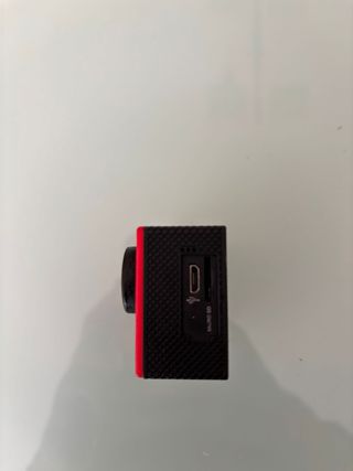 Cámara deportiva HD tipo GoPro con accesorios