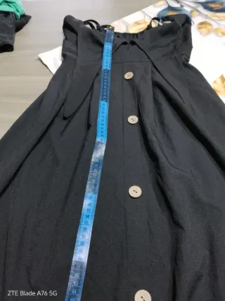 Abito nero con bottoni e fiocco