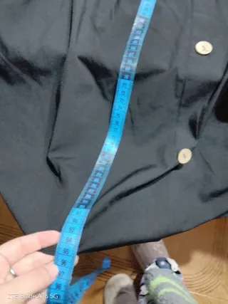 Abito nero con bottoni e fiocco