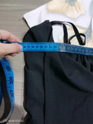 Abito nero con bottoni e fiocco