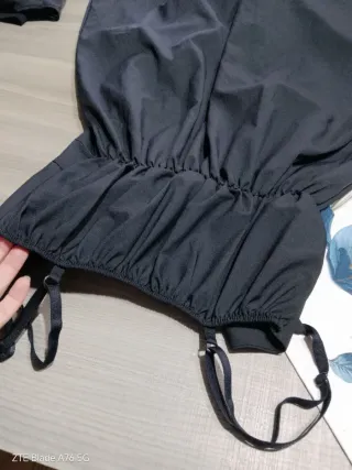 Abito nero con bottoni e fiocco