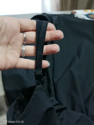 Abito nero con bottoni e fiocco