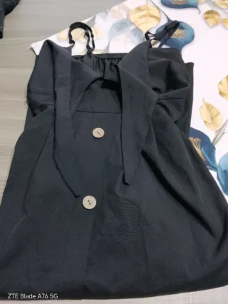 Abito nero con bottoni e fiocco