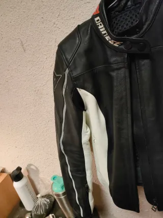 Chaqueta Moto Dainese Negra y Blanca