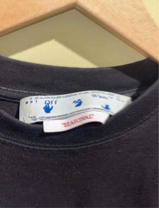 T-shirt Off-White con frecce blu