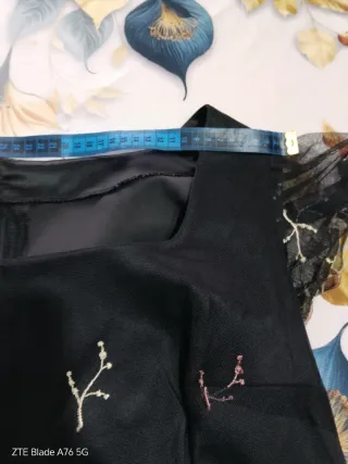 Abito nero con fiori rosa