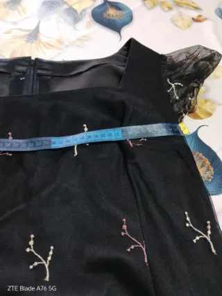 Abito nero con fiori rosa