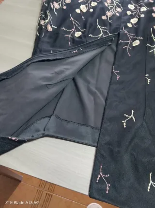 Abito nero con fiori rosa