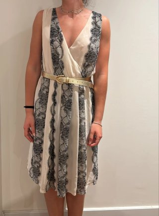 Vestido beige y negro con encaje en perfecto estad