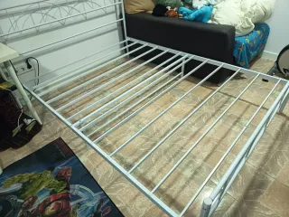 Cama de metal blanca