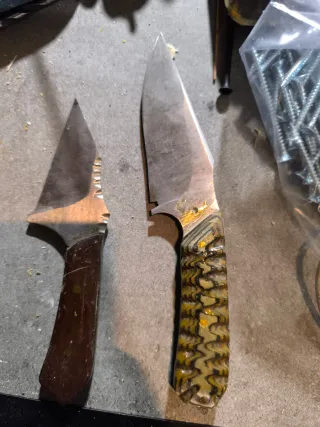 Cuchillo de caza con mango de madera