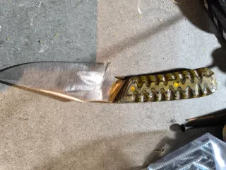 Cuchillo de caza con mango decorado