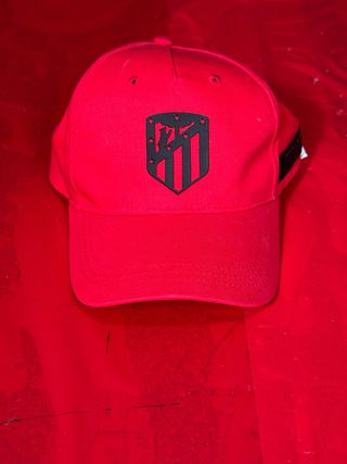 Gorra Roja con Escudo Negro