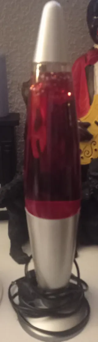 Lámpara de lava roja y plateada