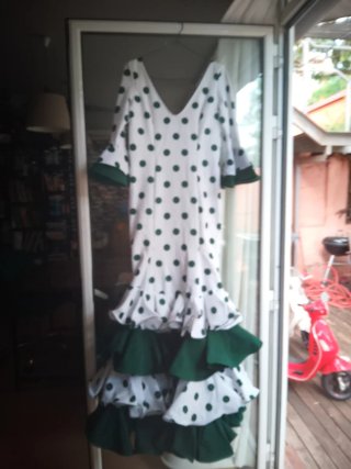 Vestido de flamenca lunares blanco y verde