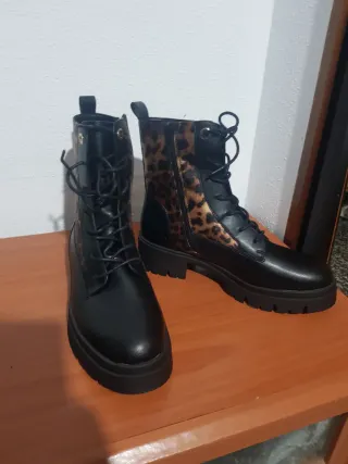 Botines negros con estampado animal