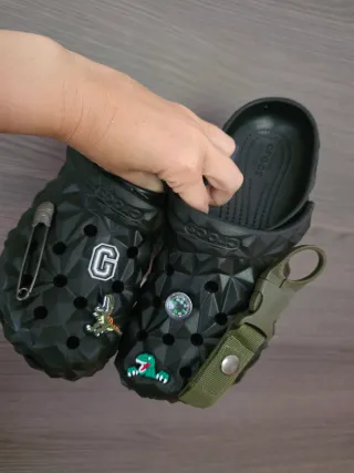 Crocs negros con adornos