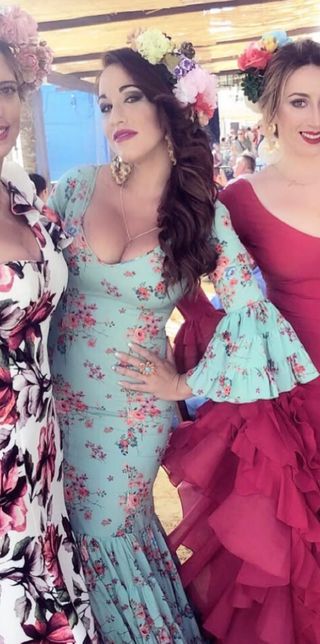 Trajes de flamenca verde uno negro otro