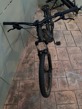 Bicicleta eléctrica negra