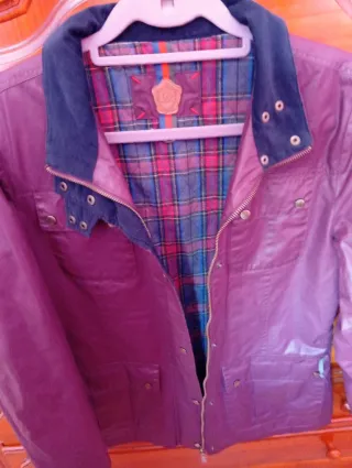 Parka granate, es talla S pero da mucha talla. M.