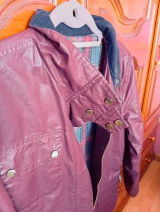 Parka granate, es talla S pero da mucha talla. M.