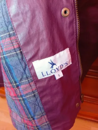 Parka granate, es talla S pero da mucha talla. M.