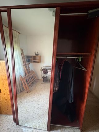 Guardaroba vintage con ante a specchio scorrevoli