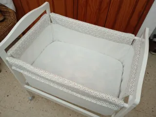 Minicuna blanca con colchón