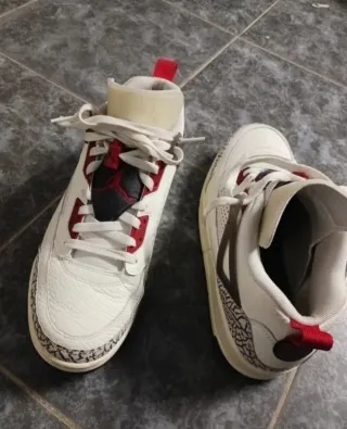 Zapatillas Jordan Blancas y Rojas