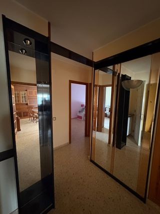 Mobile da ingresso a parete con luci e specchi