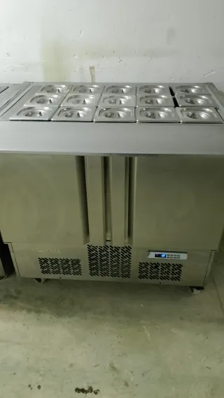 Mesa fría con 15 bandejas
