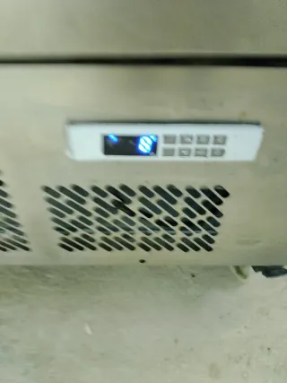 Mesa fría con 15 bandejas