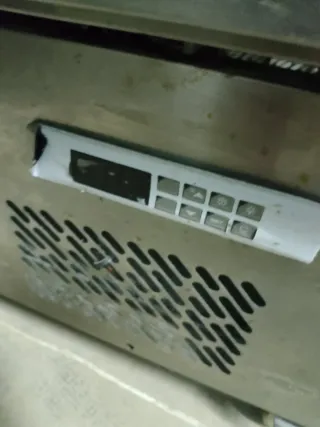 Mesa fría con 15 bandejas