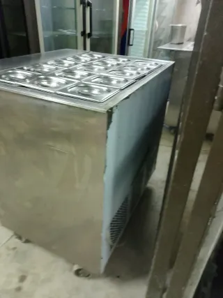 Mesa fría con 15 bandejas
