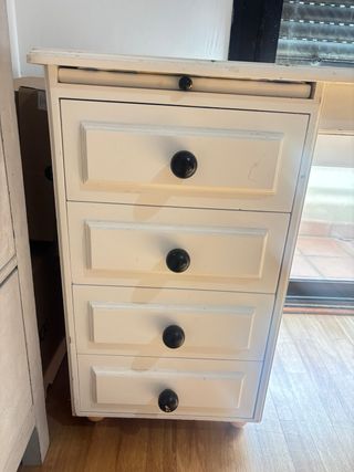 Escritorio blanco con cajones