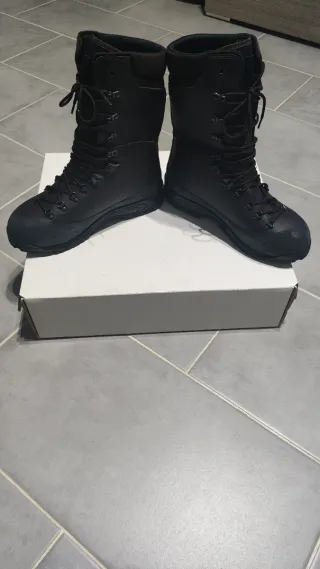 Anfibi militari marroni scuro