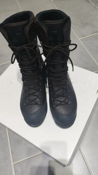 Anfibi militari marroni scuro