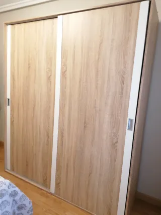 Habitación: mesitas, ifonier, armario