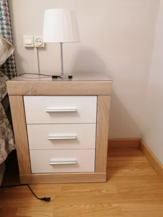 Habitación: mesitas, sifonier, armario