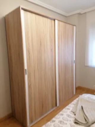 Habitación: mesitas, sifonier, armario