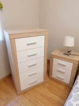 Habitación: mesitas, sifonier, armario